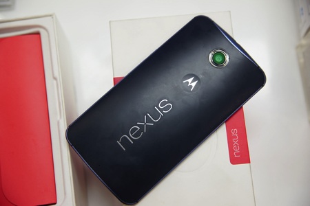 Cặp đèn flash kép nằm trong vòng tròn màu trong bao quanh camera