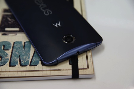 Máy sử dụng camera chính 13 Mpx khẩu độ f/2.0 với đèn flash LED kép được thiết kế khá lạ