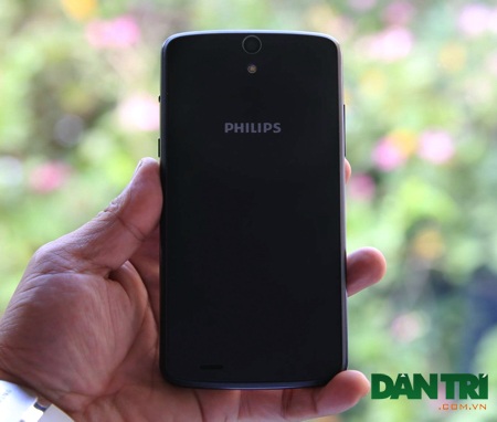 Philips tung smartphone pin khủng, chờ lên đến 60 ngày tại Việt Nam - 3 Mặt sau V387