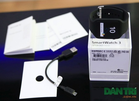Đập hộp đồng hồ thông minh Sony Smartwatch 3 tại Việt Nam - 5 Máy chỉ đi kèm dây sạc và sách hướng dẫn sử dụng