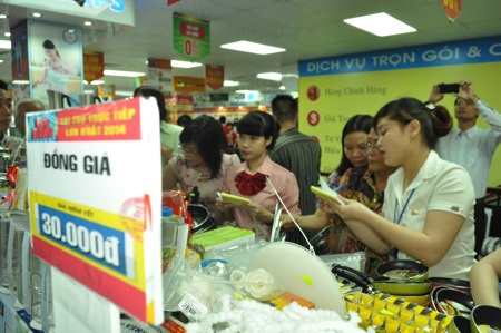 Khu đồng giá và mặt hàng gia dụng, điện gia dụng thu hút đông đảo các bà nội trợ
