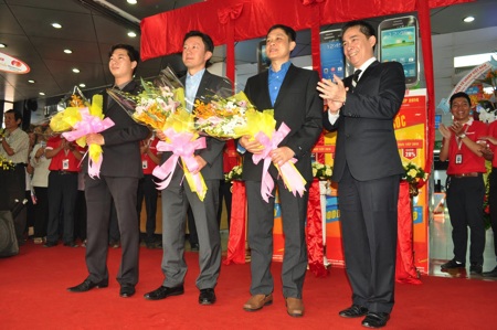 Đại diện các nhà tài trợ ra mắt và phát biểu  trong lễ khai mạc chương trình