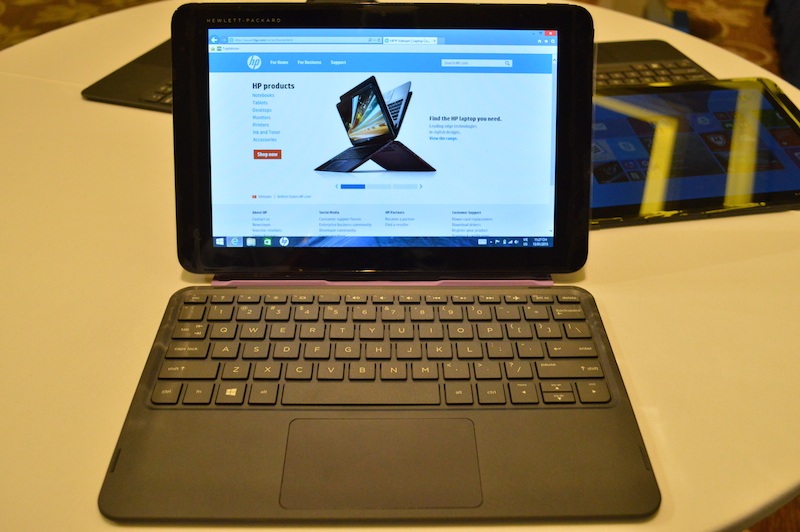 Khi gắn bàn phím rời, máy trở thành một chiếc laptop thực thụ