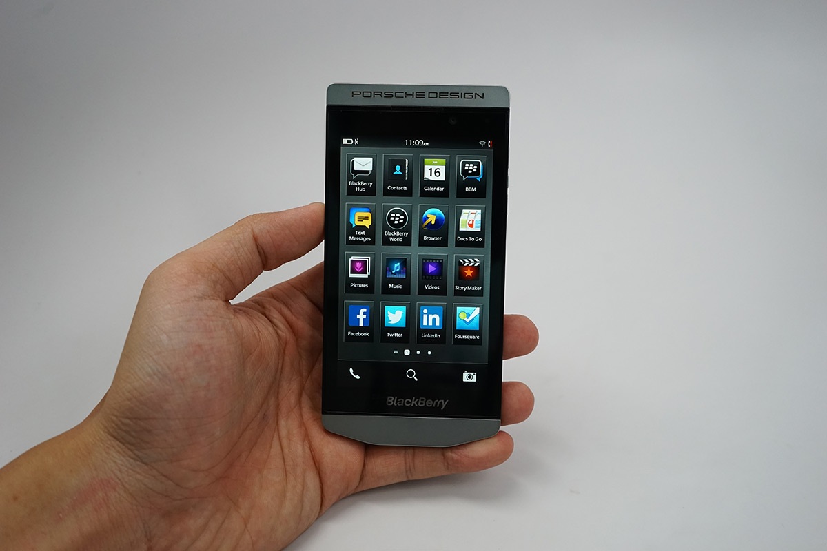 Đập hộp Blackberry Porsche Design P'9982 tại Việt Nam - 5 Mặt trước của máy sử dụng màn hình 4,2 inch với thiết kế cách điệu khá độc đáo