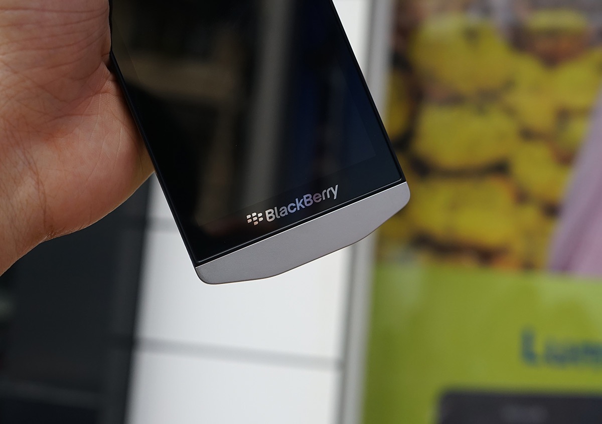 Đập hộp Blackberry Porsche Design P'9982 tại Việt Nam - 6 Phía dưới là logo của Blackberry