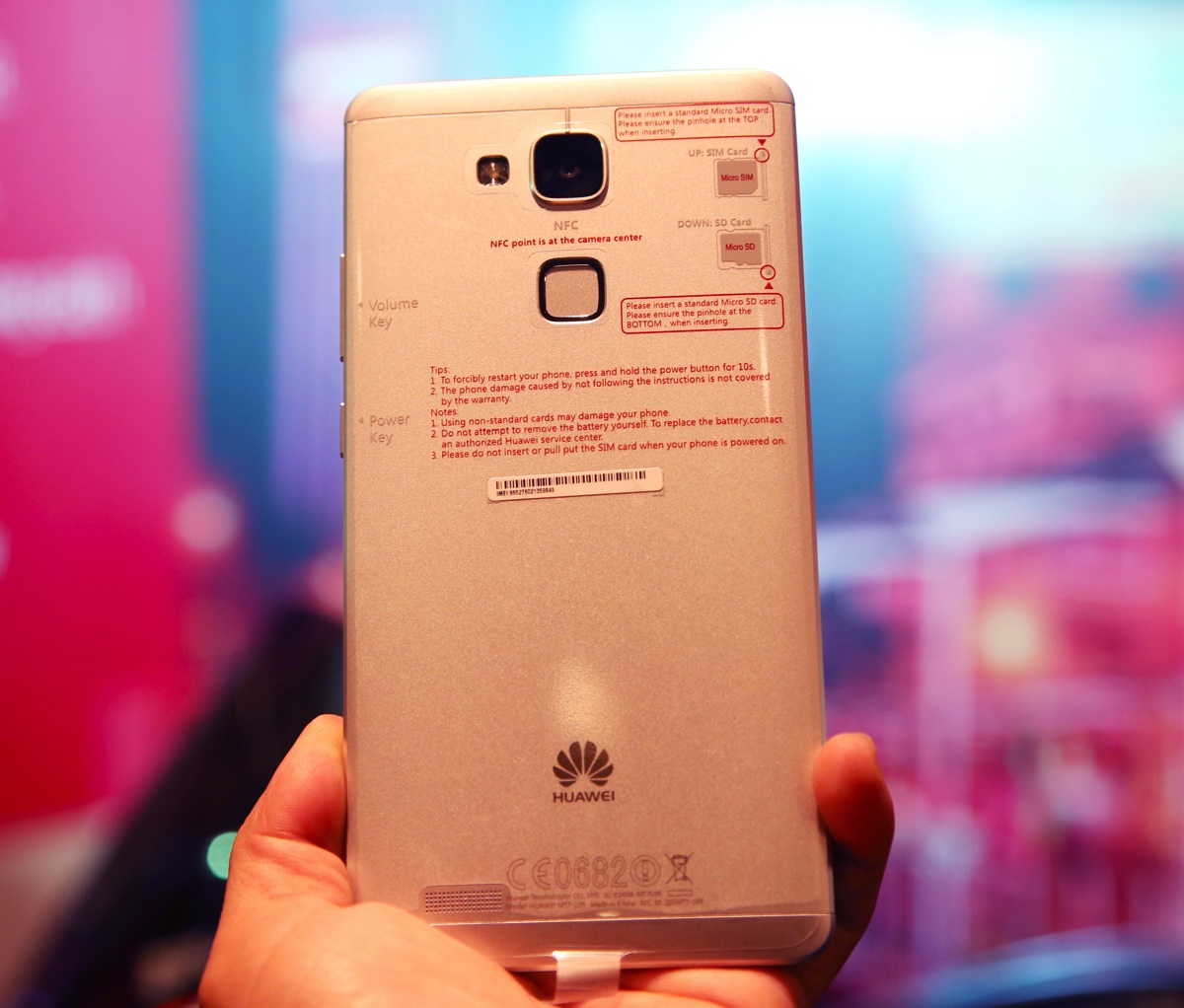 Huawei mang phablet hàng đầu của hãng về Việt Nam - 9 Cận cảnh mặt sau của Mate 7