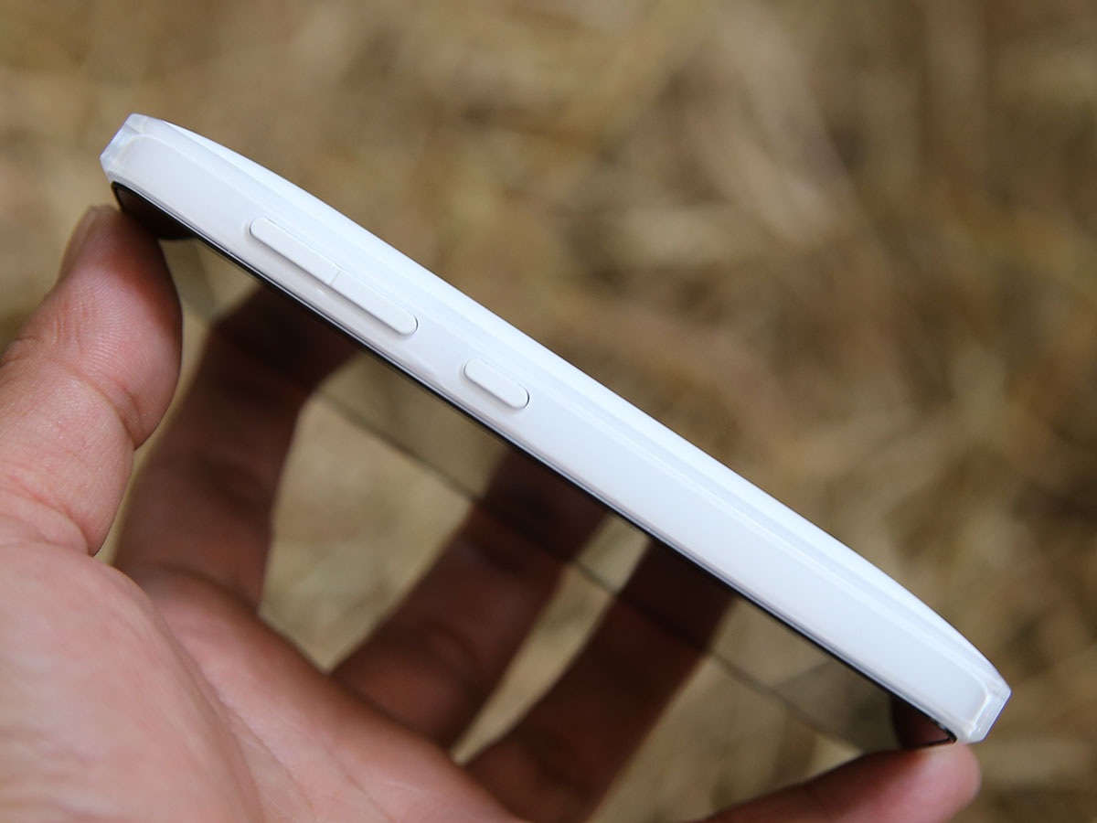 Cạnh phải là nút nguồn và âm lượng