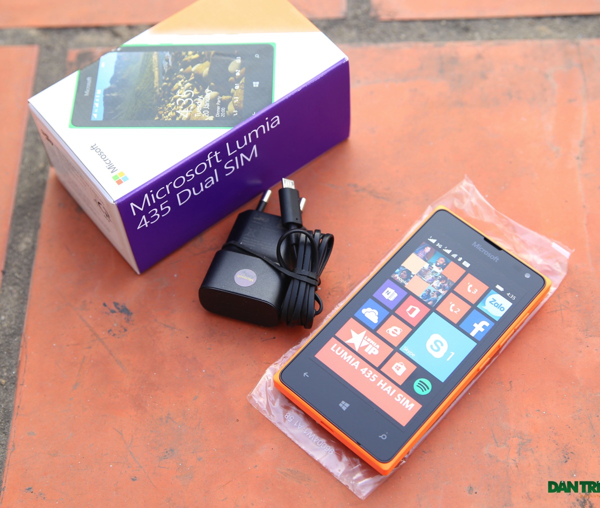 Đập hộp Lumia 435 - smartphone rẻ nhất hiện nay của Microsoft - 3 Máy chỉ đi kèm sạc và không có cổng microUSB và tai nghe