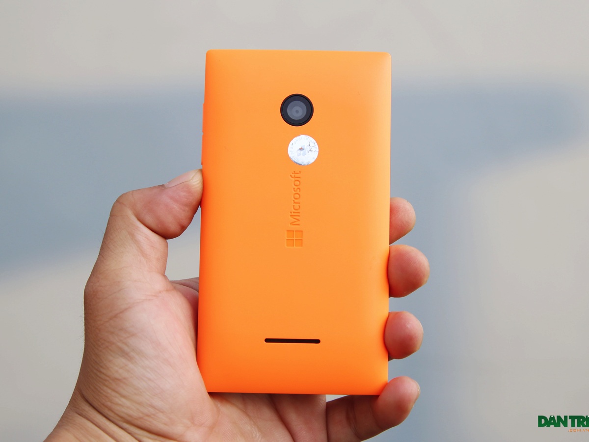 Đập hộp Lumia 435 - smartphone rẻ nhất hiện nay của Microsoft - 9 Nắp lưng của máy sử dụng chất liệu polycarbonat