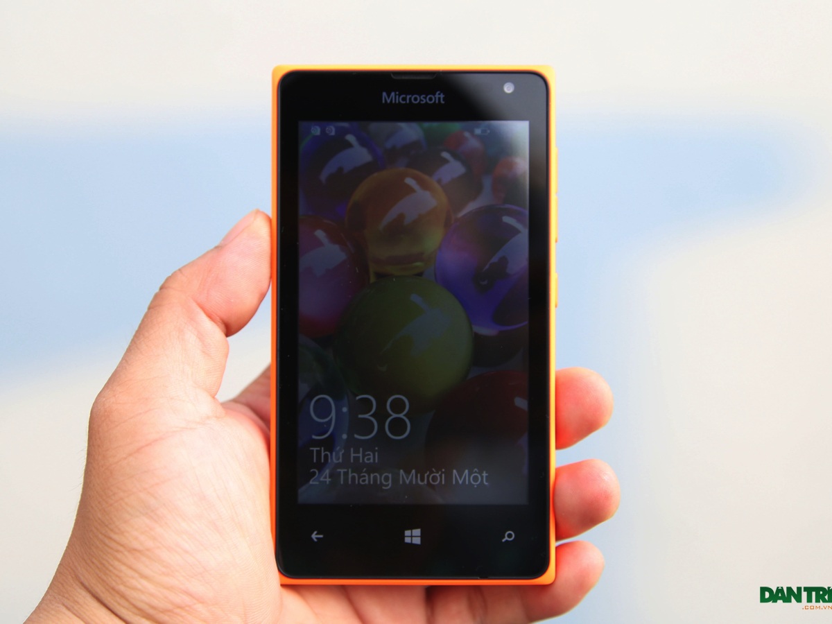 Đập hộp Lumia 435 - smartphone rẻ nhất hiện nay của Microsoft - 13 Khi xem ngoài trời màn hình máy khá mờ nhạt