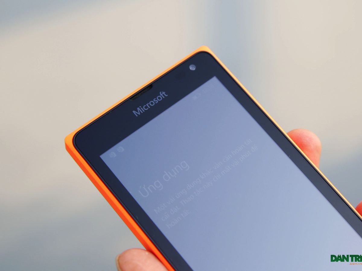 Đập hộp Lumia 435 - smartphone rẻ nhất hiện nay của Microsoft - 15 Logo Microsoft bên trên màn hình