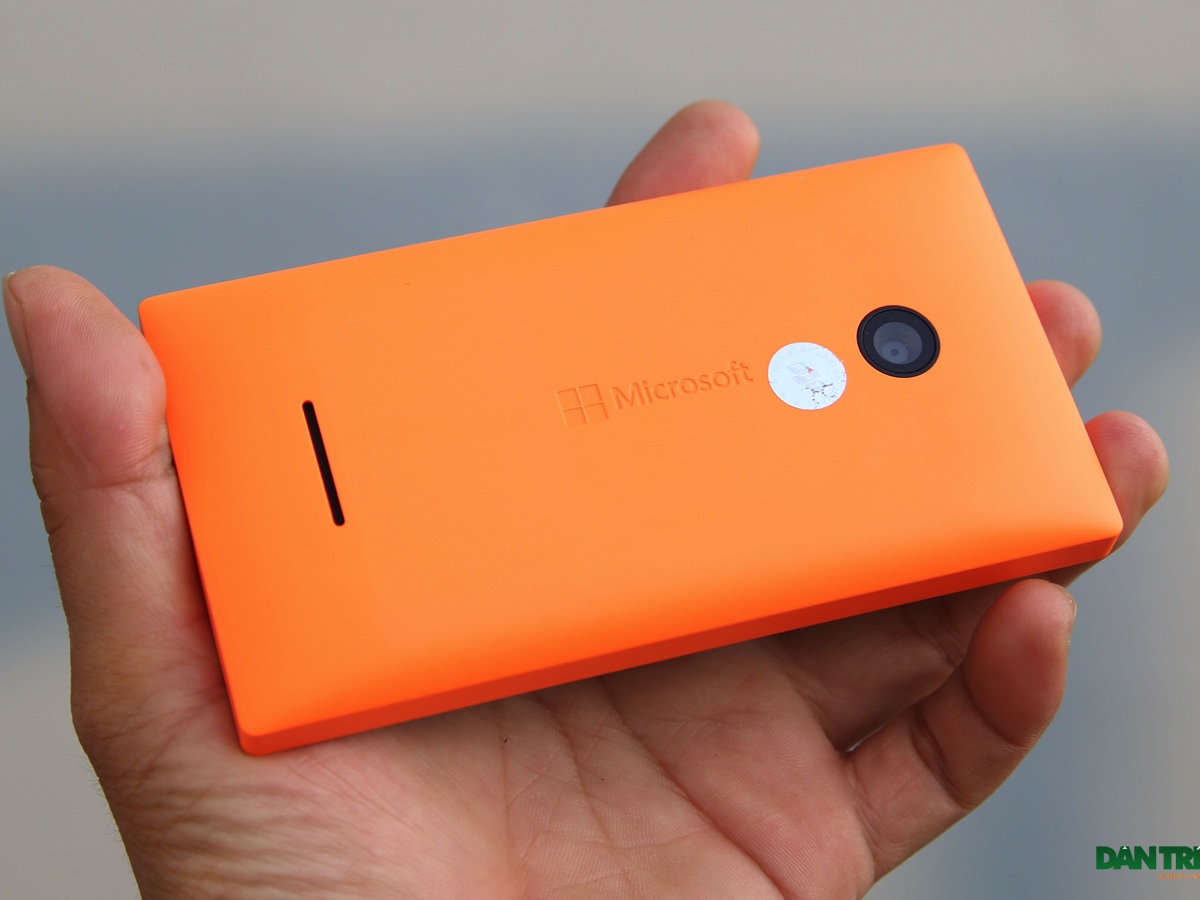 Đập hộp Lumia 435 - smartphone rẻ nhất hiện nay của Microsoft - 16 Ở mặt sau, logo được in chìm
