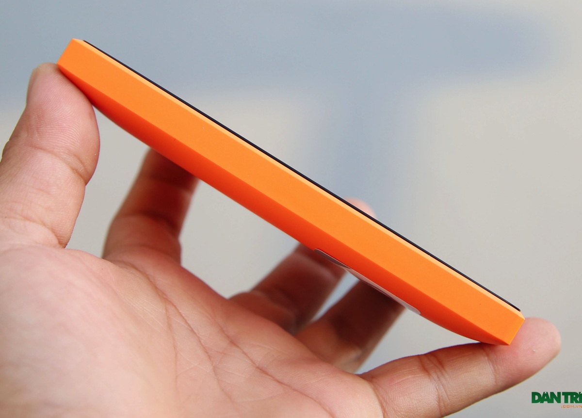 Đập hộp Lumia 435 - smartphone rẻ nhất hiện nay của Microsoft - 5 Cạnh trái trơn