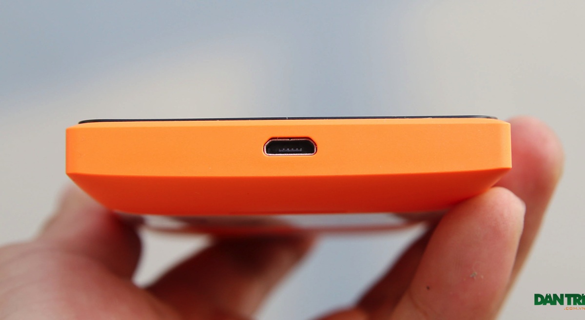 Đập hộp Lumia 435 - smartphone rẻ nhất hiện nay của Microsoft - 6 Cạnh dưới là cổng sạc
