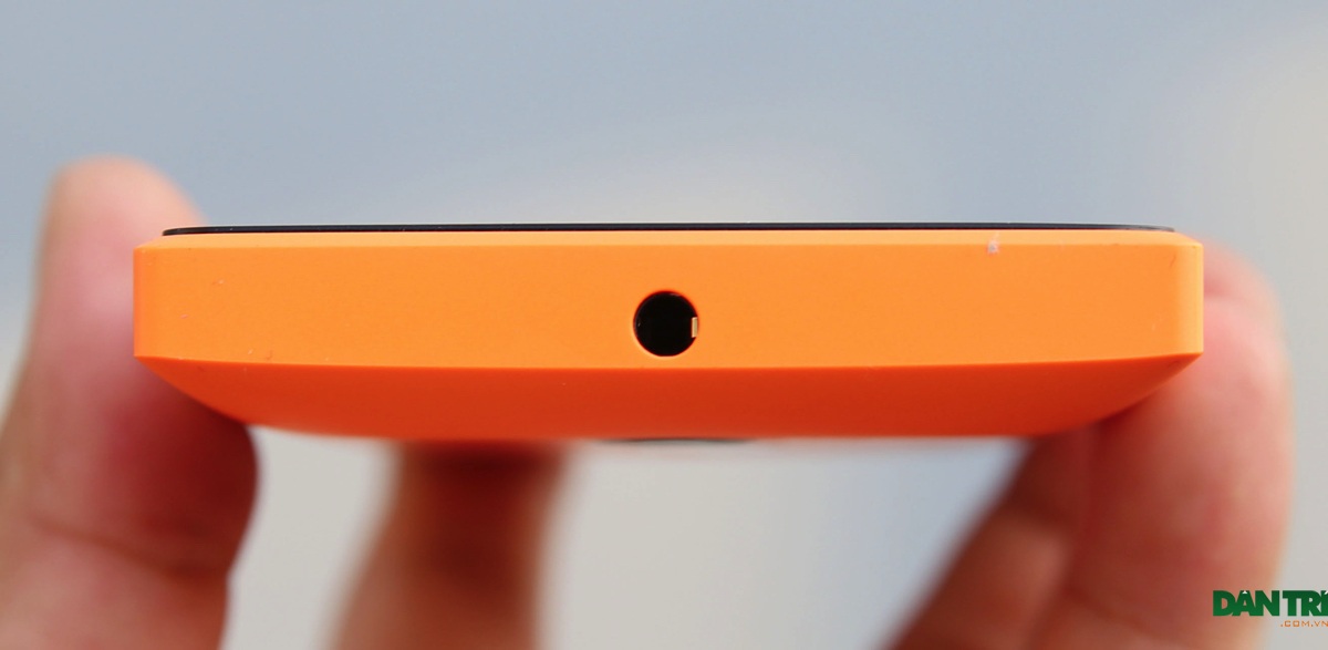Đập hộp Lumia 435 - smartphone rẻ nhất hiện nay của Microsoft - 7 Cạnh trên là ngõ ra âm thanh