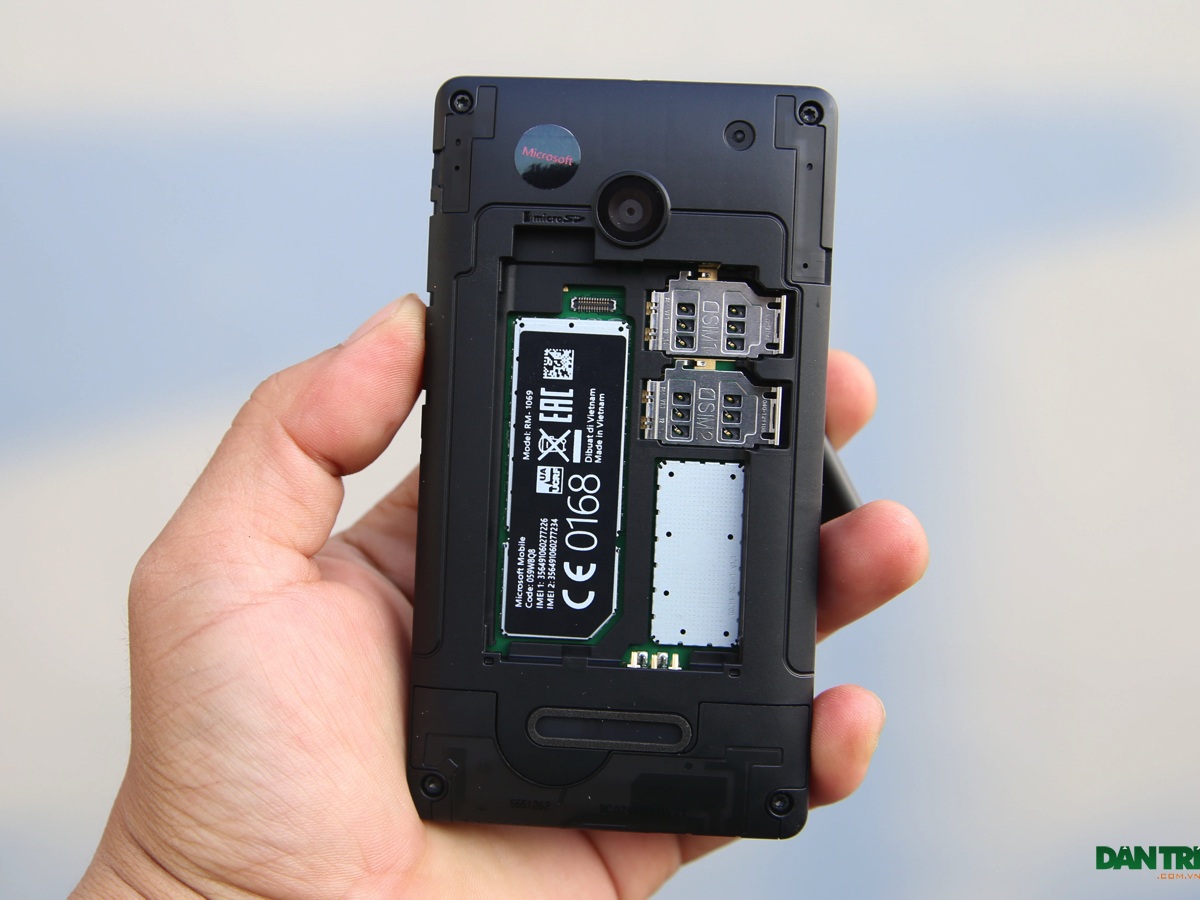 Đập hộp Lumia 435 - smartphone rẻ nhất hiện nay của Microsoft - 10 Có thể tháo rời như dòng Nokia X - Bên trong là 2 khe cắm thẻ SIM