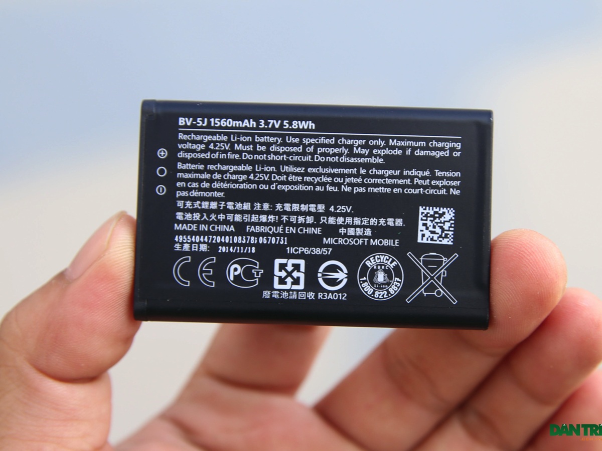 Đập hộp Lumia 435 - smartphone rẻ nhất hiện nay của Microsoft - 11 Máy dùng nguồn pin 1560 mAh