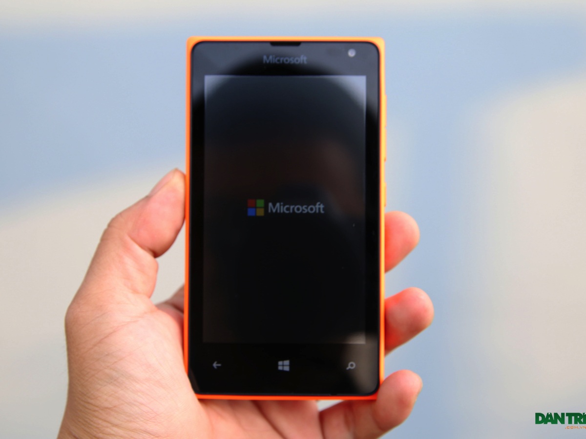 Đập hộp Lumia 435 - smartphone rẻ nhất hiện nay của Microsoft - 12 Logo Microsoft xuất hiện khi khởi động nguồn