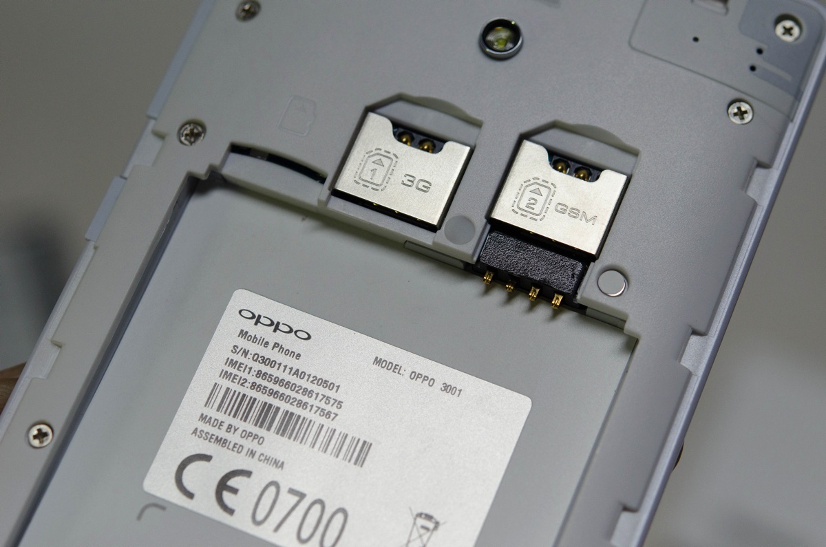 Đập hộp Oppo Mirror 3 chính hãng tại Việt Nam - 12 Khe cắm thẻ hỗ trợ thẻ nhớ lên đến 128 GB