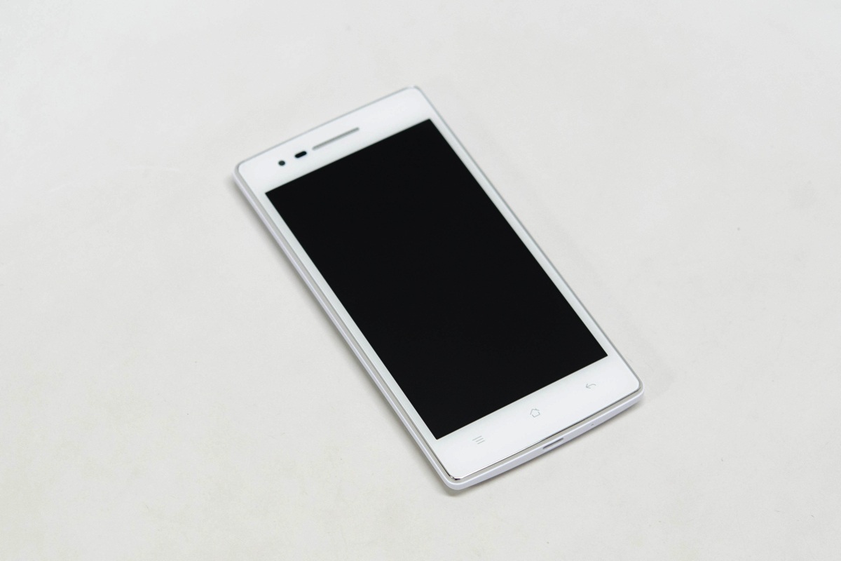 Đập hộp Oppo Mirror 3 chính hãng tại Việt Nam - 7 Mặt trước của máy là nơi đặt màn hình 4,7 inch và camera phụ 5 MP