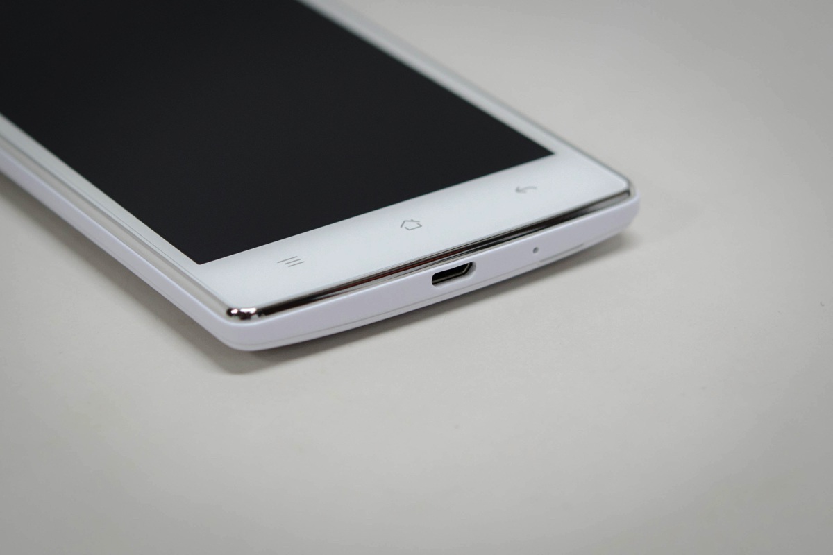 Đập hộp Oppo Mirror 3 chính hãng tại Việt Nam - 8 Mặt trước của máy là nơi đặt màn hình 4,7 inch và camera phụ 5 MP