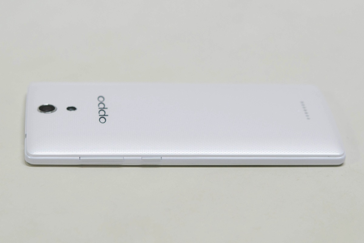 Đập hộp Oppo Mirror 3 chính hãng tại Việt Nam - 9 Cạnh phải là nơi đặt các phím bấm chính, trong khi cạnh trái trơn