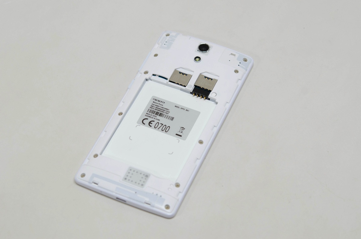 Đập hộp Oppo Mirror 3 chính hãng tại Việt Nam - 11 Máy có thể tháo rời để gắn thẻ SIM và thẻ nhớ rời