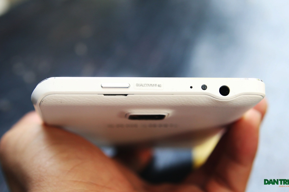 Cận cảnh Galaxy Note Edge sắp bán ra tại Việt Nam - 16 Đây là cạnh trên với nút nguồn