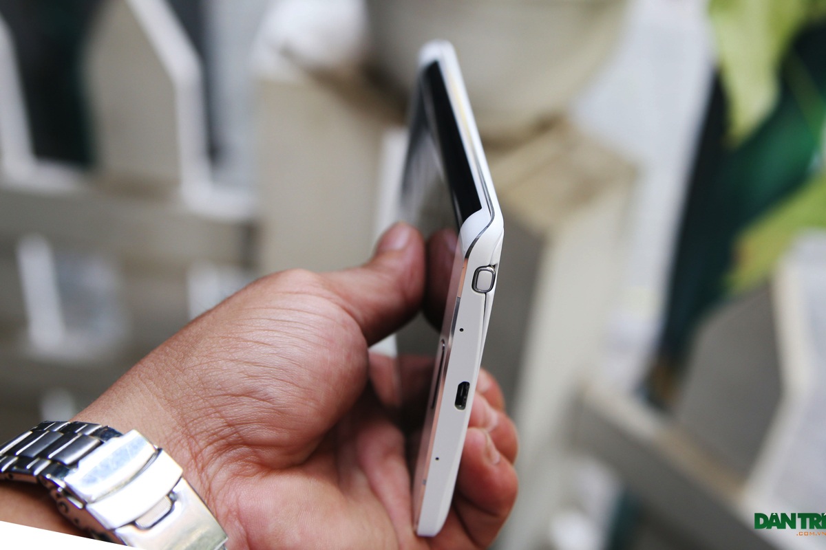 Cận cảnh Galaxy Note Edge sắp bán ra tại Việt Nam - 6 Cạnh dưới là cổng sạc, bút S Pen và microphone