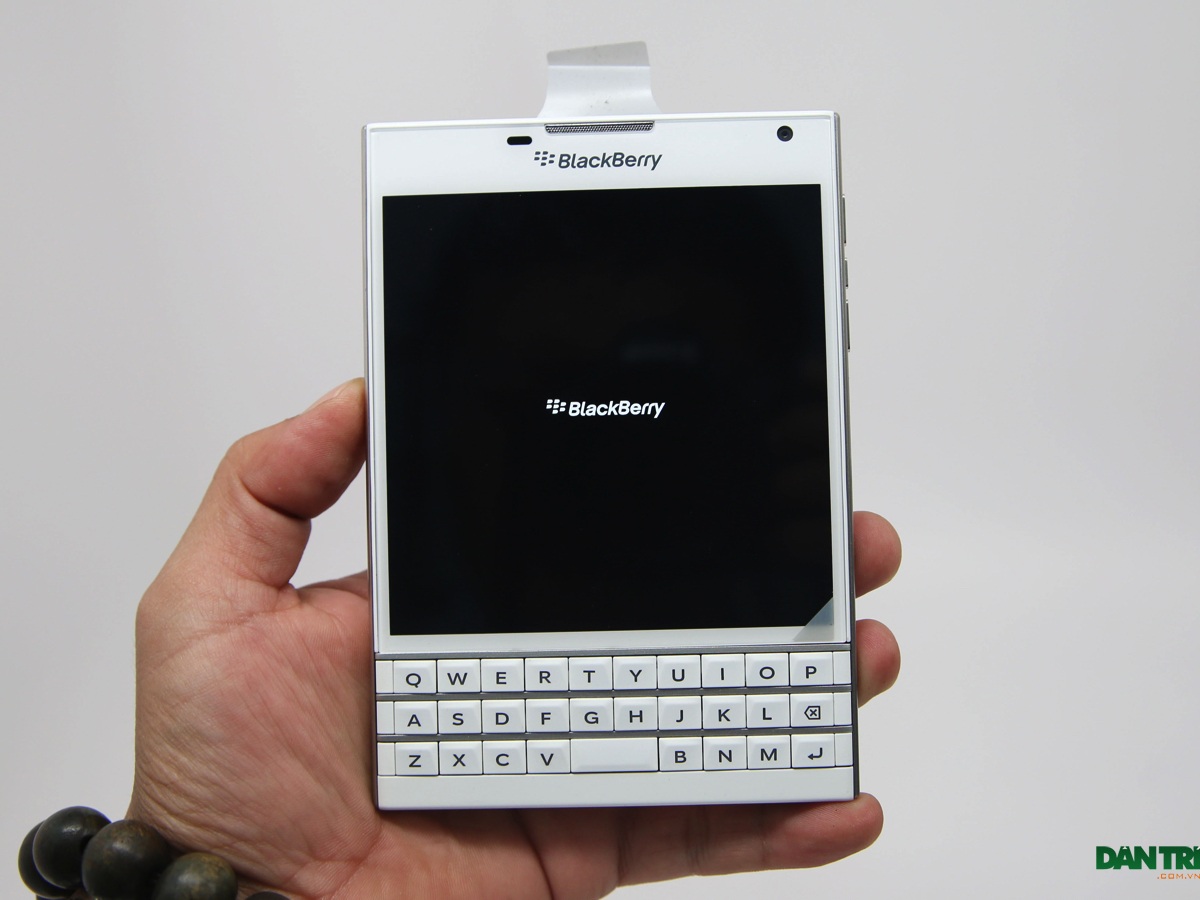 Đập hộp Blackberry Passport phiên bản màu trắng chính hãng tại Việt Nam - 15 Máy sử dụng màn hình 4,5 inch