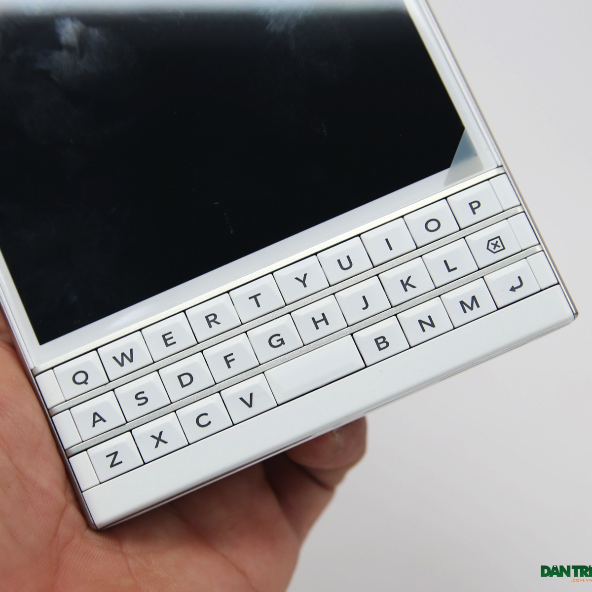 Đập hộp Blackberry Passport phiên bản màu trắng chính hãng tại Việt Nam - 16 đi cùng cụm bàn phím