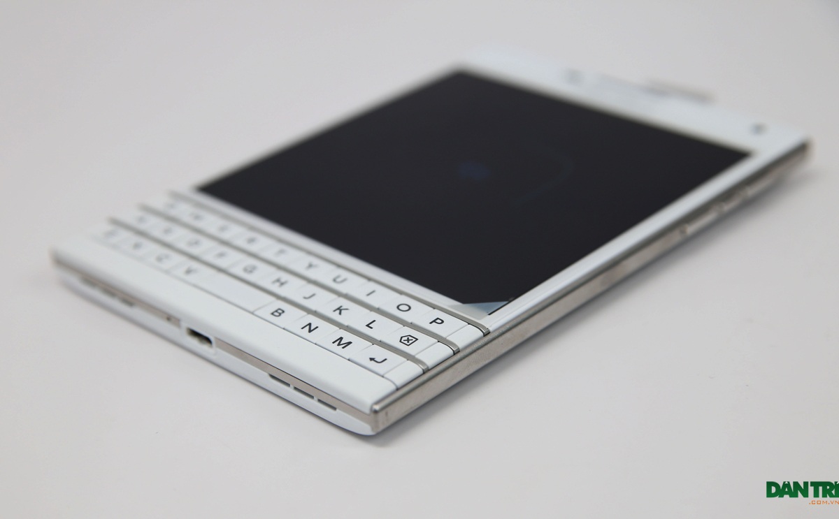 Đập hộp Blackberry Passport phiên bản màu trắng chính hãng tại Việt Nam - 12 Nhìn tổng thể khung viền được xử lý tỉ mỉ và khá đẹp