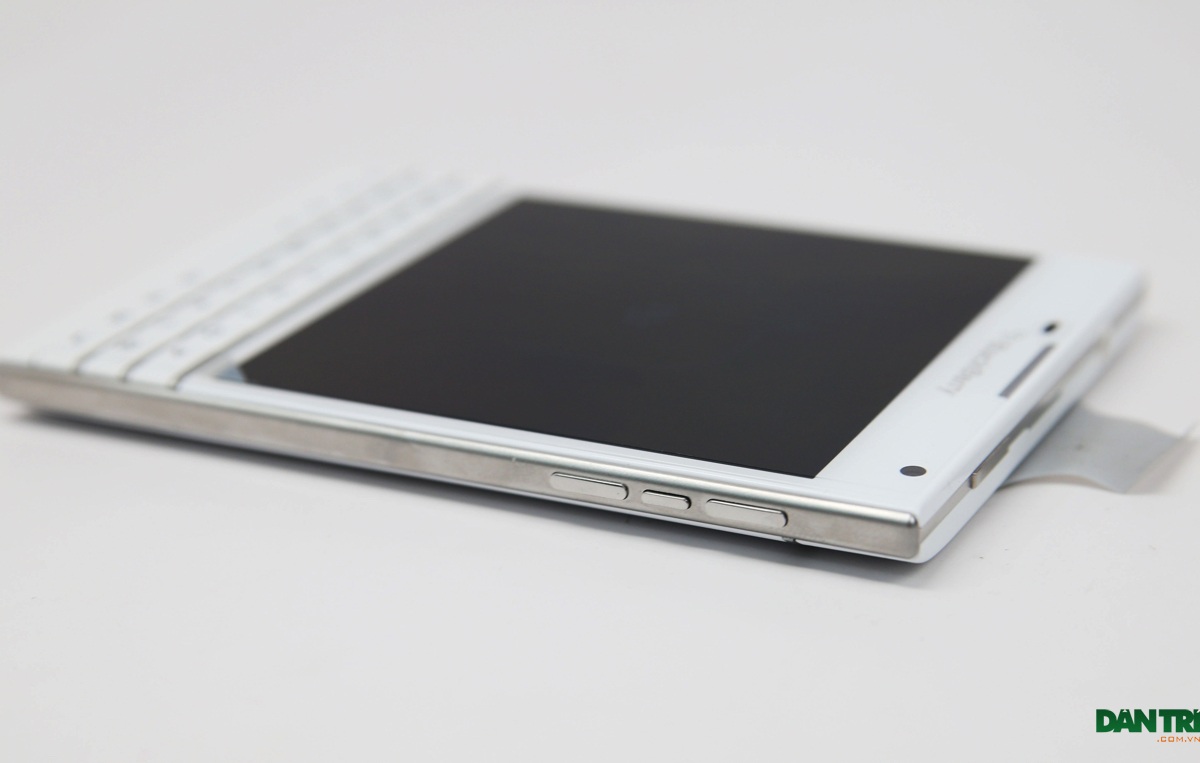 Đập hộp Blackberry Passport phiên bản màu trắng chính hãng tại Việt Nam - 10 Ở cạnh phải, sẽ là phím âm lượng và phím chức năng