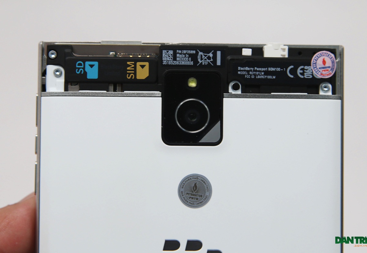 Đập hộp Blackberry Passport phiên bản màu trắng chính hãng tại Việt Nam - 7 Nắp lưng không thể tháo rời, chỉ có một góc trên có thể tháo để gắn thẻ SIM và thẻ nhớ
