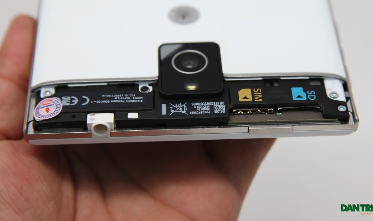 Đập hộp Blackberry Passport phiên bản màu trắng chính hãng tại Việt Nam - 8 Cận cảnh nơi gắn thẻ SIM và thẻ nhớ microSD