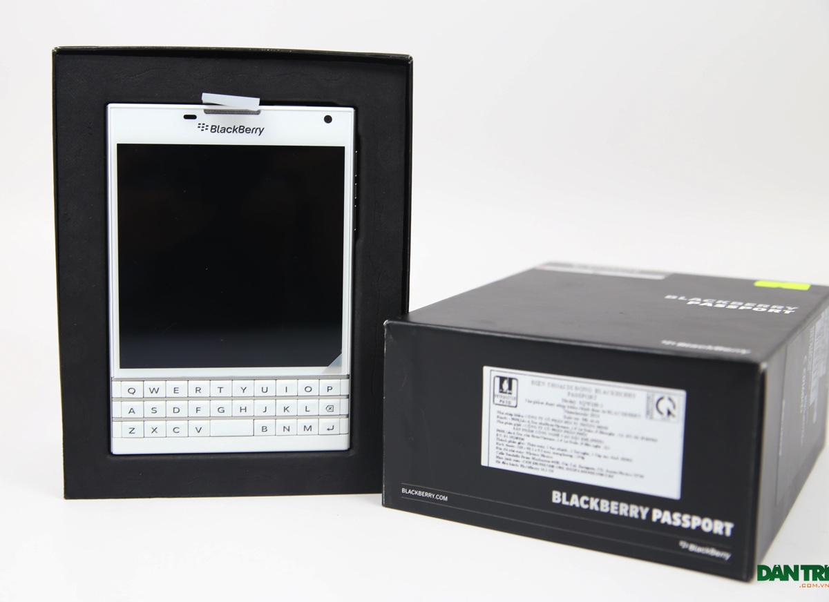 Đập hộp Blackberry Passport phiên bản màu trắng chính hãng tại Việt Nam - 3 Mở hộp Passport màu trắng chính hãng tại Việt Nam