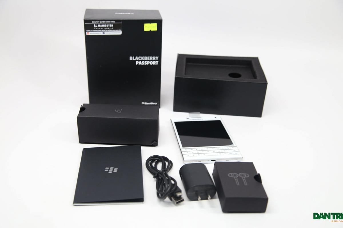 Đập hộp Blackberry Passport phiên bản màu trắng chính hãng tại Việt Nam - 5 Gồm: sạc, cáp, tai nghe và sách hướng dẫn