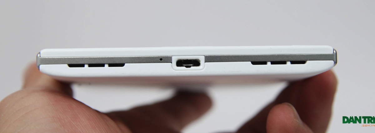Đập hộp Blackberry Passport phiên bản màu trắng chính hãng tại Việt Nam - 13 Cạnh dưới là cổng sạc và loa ngoài cùng microphone