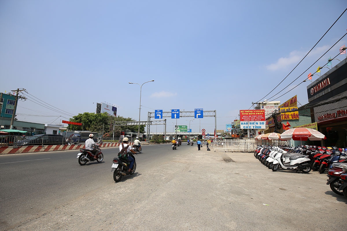Hướng về ngã tư Bình Phước thưa thớt xe