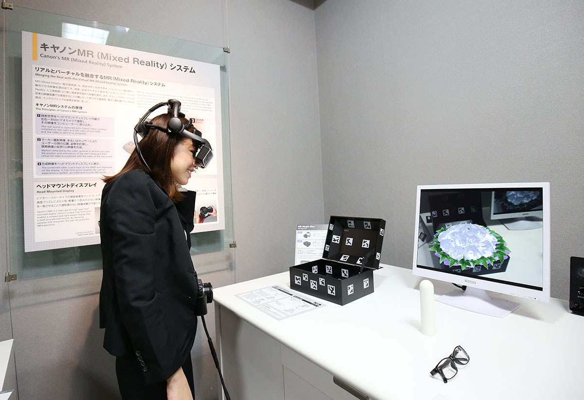 Khách tham quan thích thú trải nghiệm