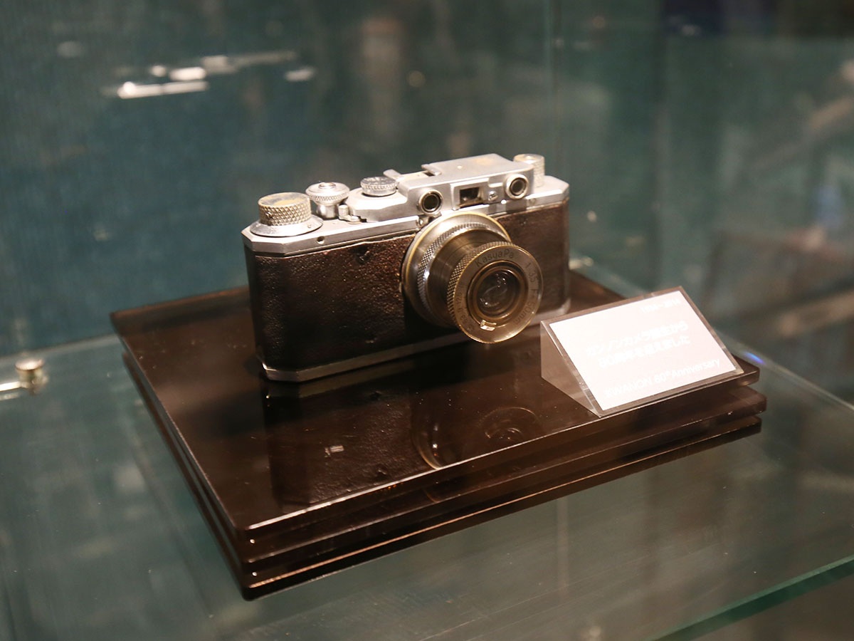 Chiếc máy ảnh đầu tiên này có độ phóng to thu nhỏ 35 mm