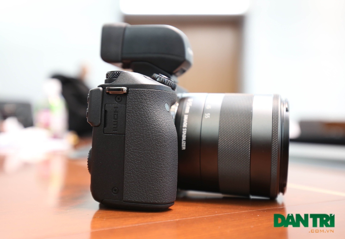 Cận cảnh máy ảnh không gương lật Canon EOS M3 mới nhất - 10 Cạnh phải là ngõ ra HDMI.
