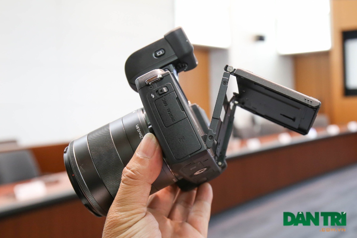 Cận cảnh máy ảnh không gương lật Canon EOS M3 mới nhất - 4 Màn hình 3 inch có thể xoay 180 độ