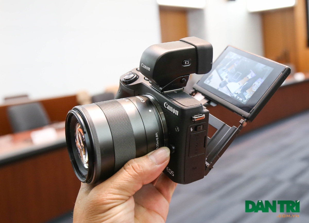 Cận cảnh máy ảnh không gương lật Canon EOS M3 mới nhất - 5 Giúp việc tự sướng dễ dàng hơn rất nhiều