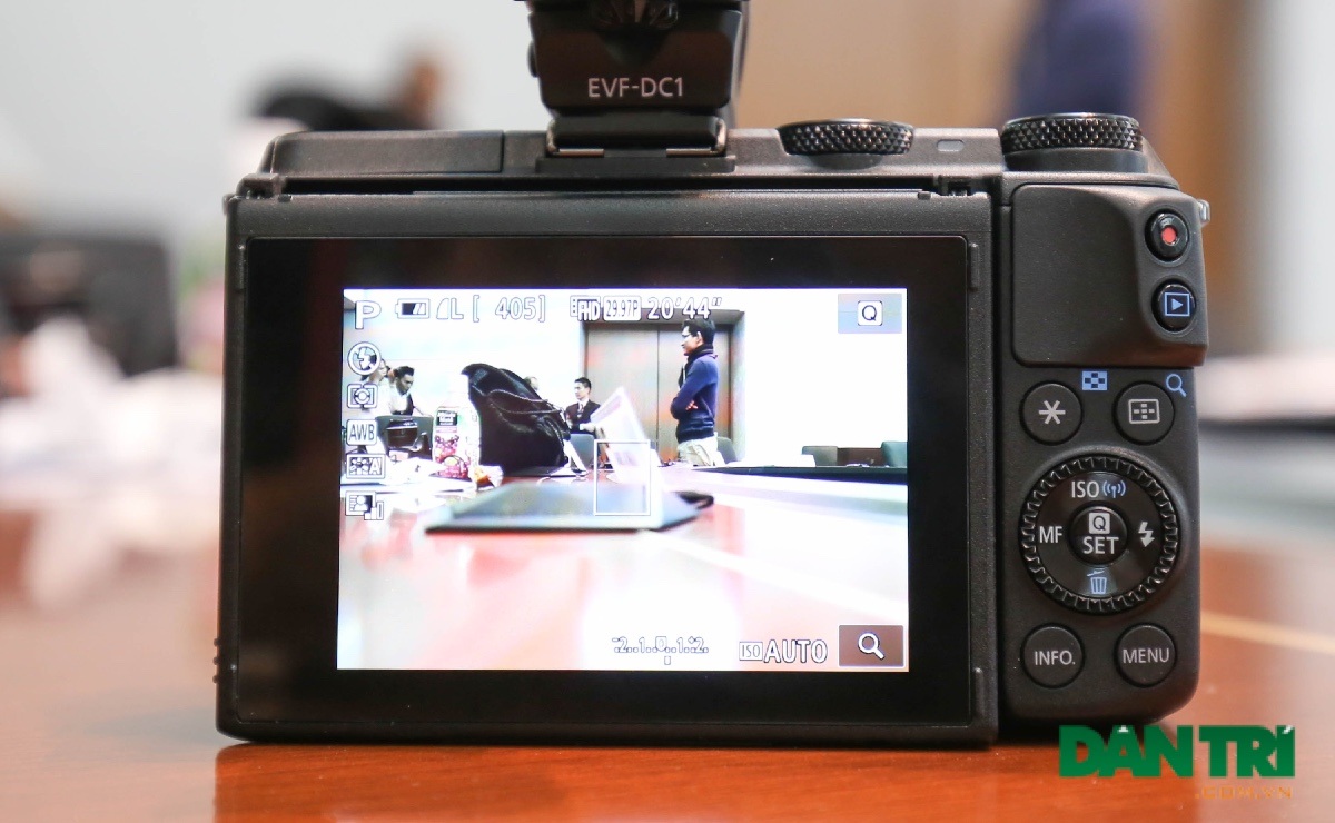 Cận cảnh máy ảnh không gương lật Canon EOS M3 mới nhất - 6 Mặt sau là các phím bấm điều hướng được bố trí thân thiện và đầy trực quan