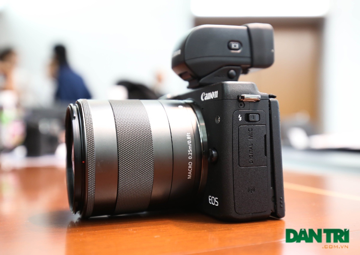 Cận cảnh máy ảnh không gương lật Canon EOS M3 mới nhất - 9 Cạnh trái là nút gạt của flash, cổng mic và kết nối Wi-Fi