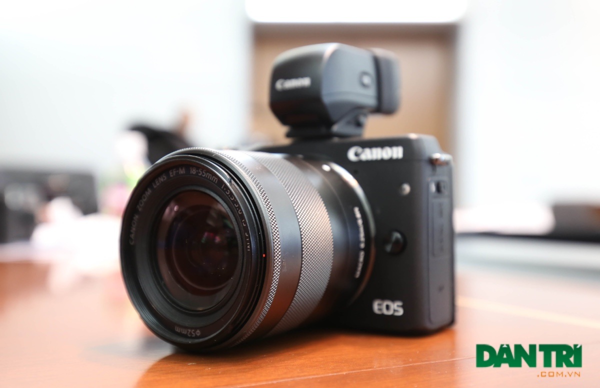 Cận cảnh máy ảnh không gương lật Canon EOS M3 mới nhất - 7 Mặt sau là các phím bấm điều hướng được bố trí thân thiện và đầy trực quan
