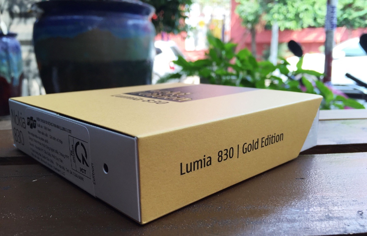 Cận cảnh Lumia 830 phiên bản đặc biệt tại Việt Nam - 3 Nổi bật với dòng chữ Gold Edition