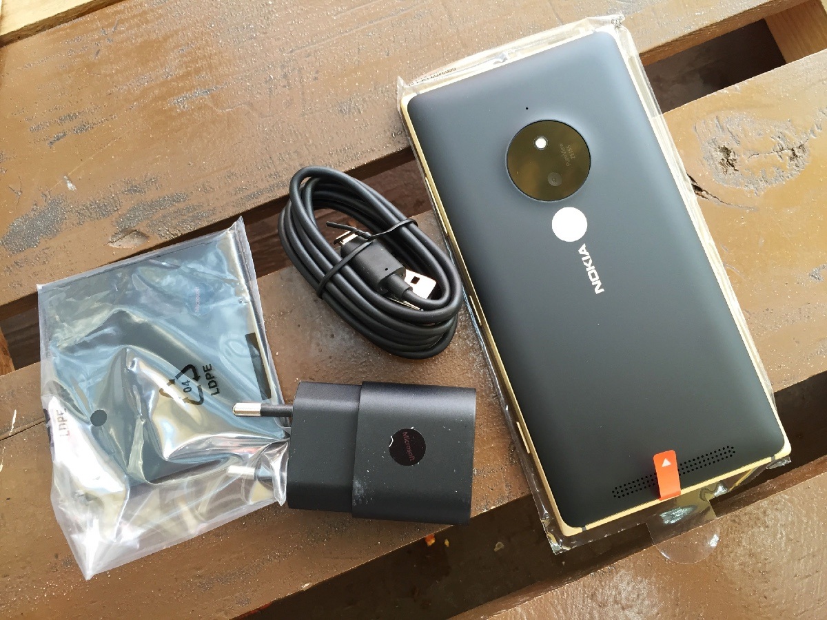 Cận cảnh Lumia 830 phiên bản đặc biệt tại Việt Nam - 4 Toàn bộ phụ kiện đi kèm máy