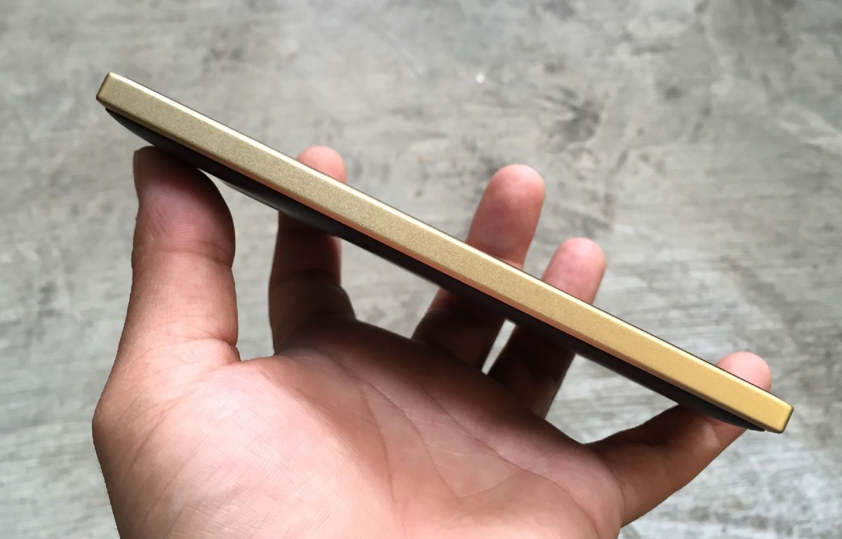 Cận cảnh Lumia 830 phiên bản đặc biệt tại Việt Nam - 7 Điểm khác biệt duy nhất là khung viền được phủ lớp màu vàng